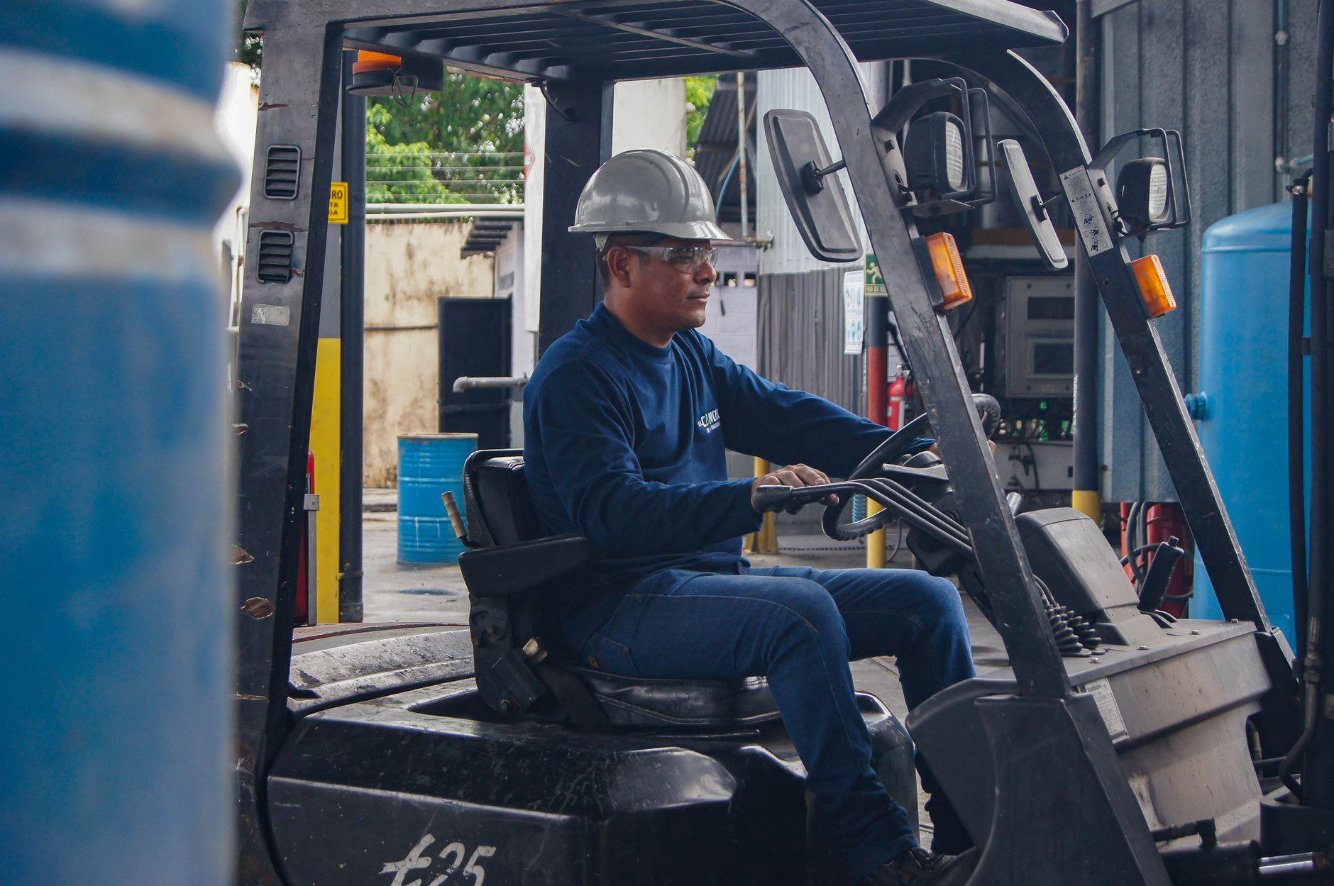 Đồng Phục Tạp Vụ Công Ty: Vì Sao Kho Hàng Logistics Cần?
