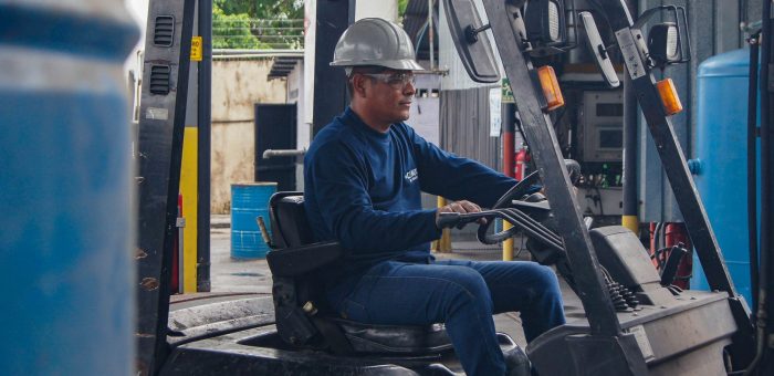 Đồng Phục Tạp Vụ Công Ty: Vì Sao Kho Hàng Logistics Cần?